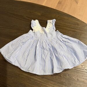 Tahari kids dress 24M
Preowned, mint condition, light blue, and white Tahari
